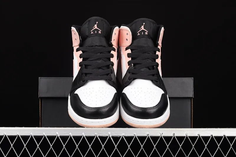 All categories Air Jordan Jordan series basketball shoes Air Jordan 1 Mid G version pure original Air Jordan 1 Mid AJ1 Joe 1 black and white powder Zhongbang basketball shoes 554725-133